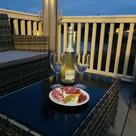 Lakeside Escape With Hot Tub York Exteriér fotografie