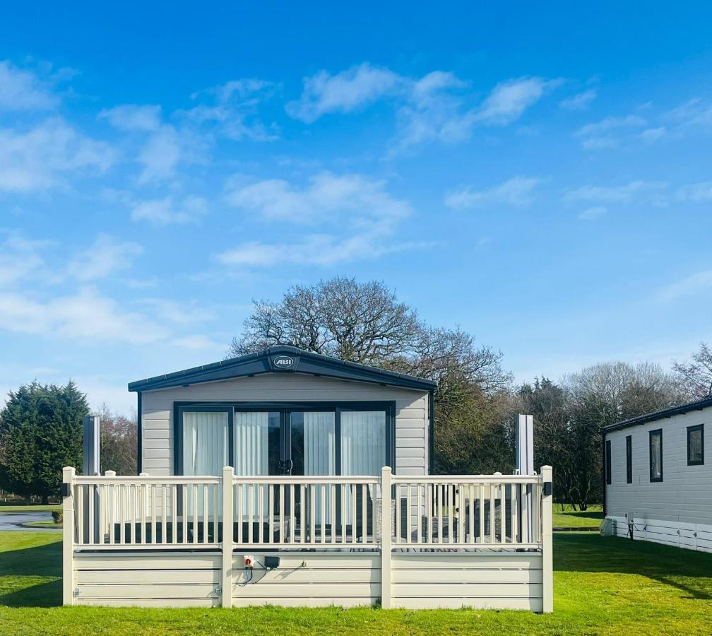 Lakeside Escape With Hot Tub York Exteriér fotografie
