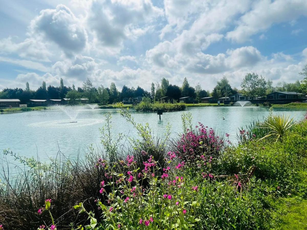Lakeside Escape With Hot Tub York Exteriér fotografie