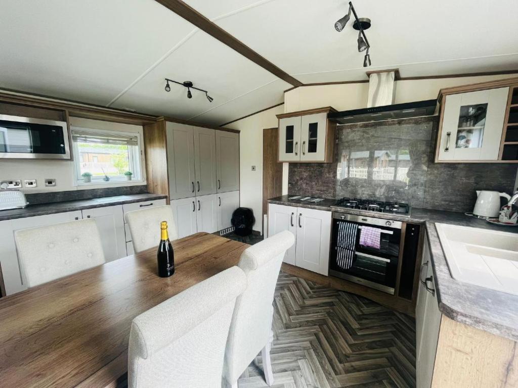 Lakeside Escape With Hot Tub York Exteriér fotografie