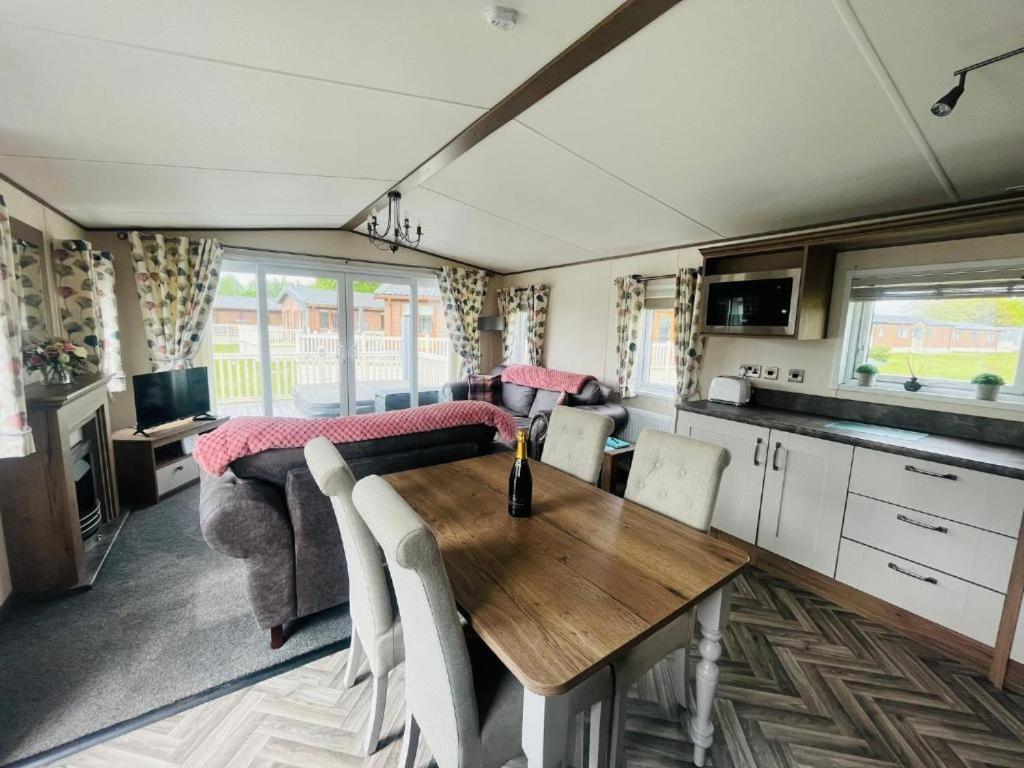 Lakeside Escape With Hot Tub York Exteriér fotografie