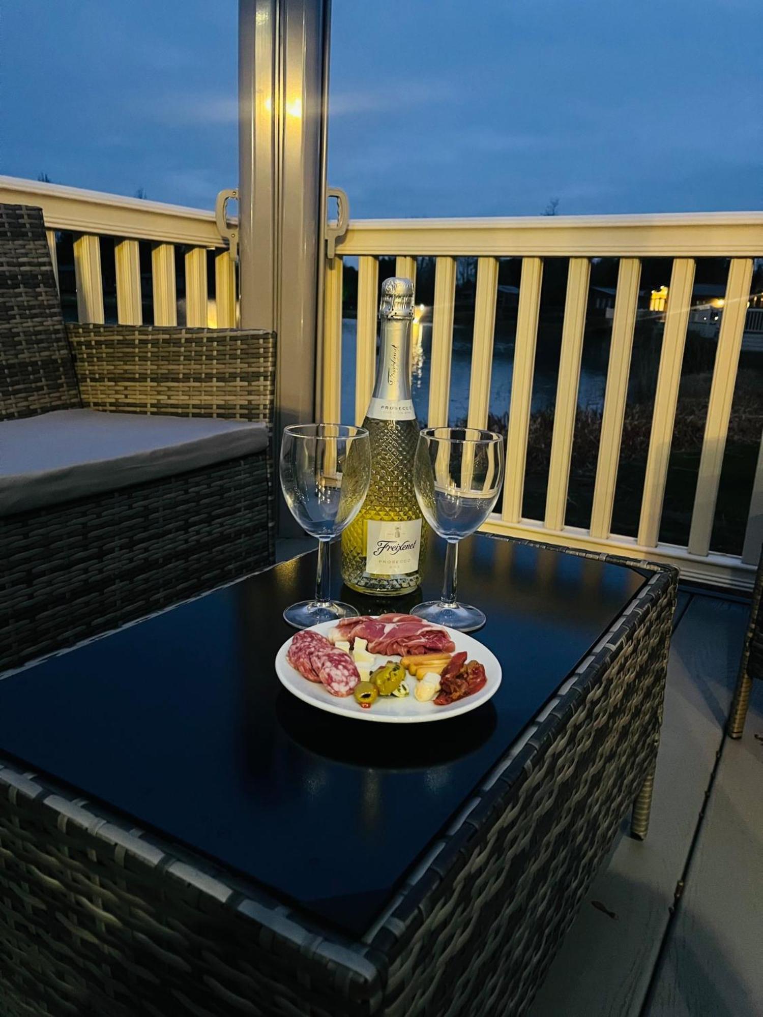 Lakeside Escape With Hot Tub York Exteriér fotografie