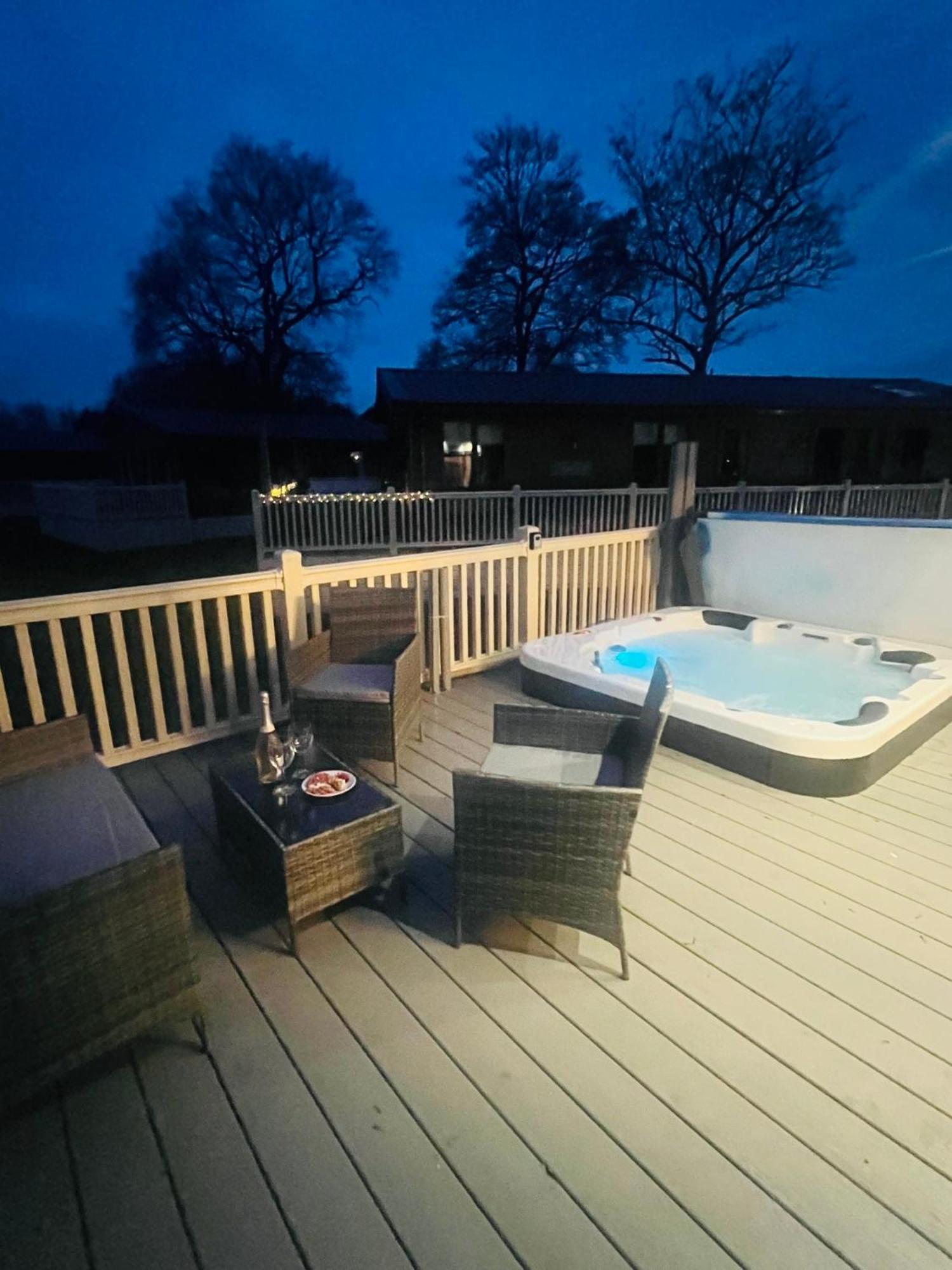 Lakeside Escape With Hot Tub York Exteriér fotografie